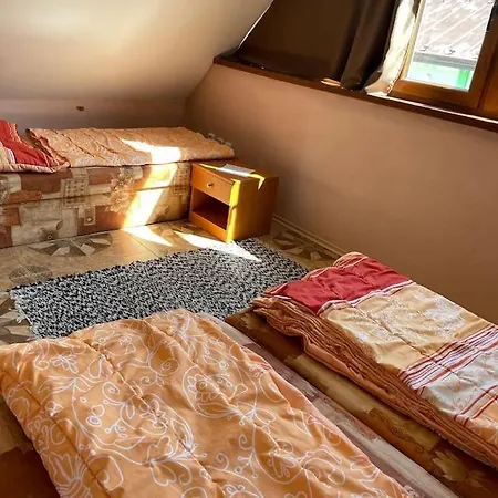 Eva V Krasnej Dedinke シャレー Závadka nad Hronom